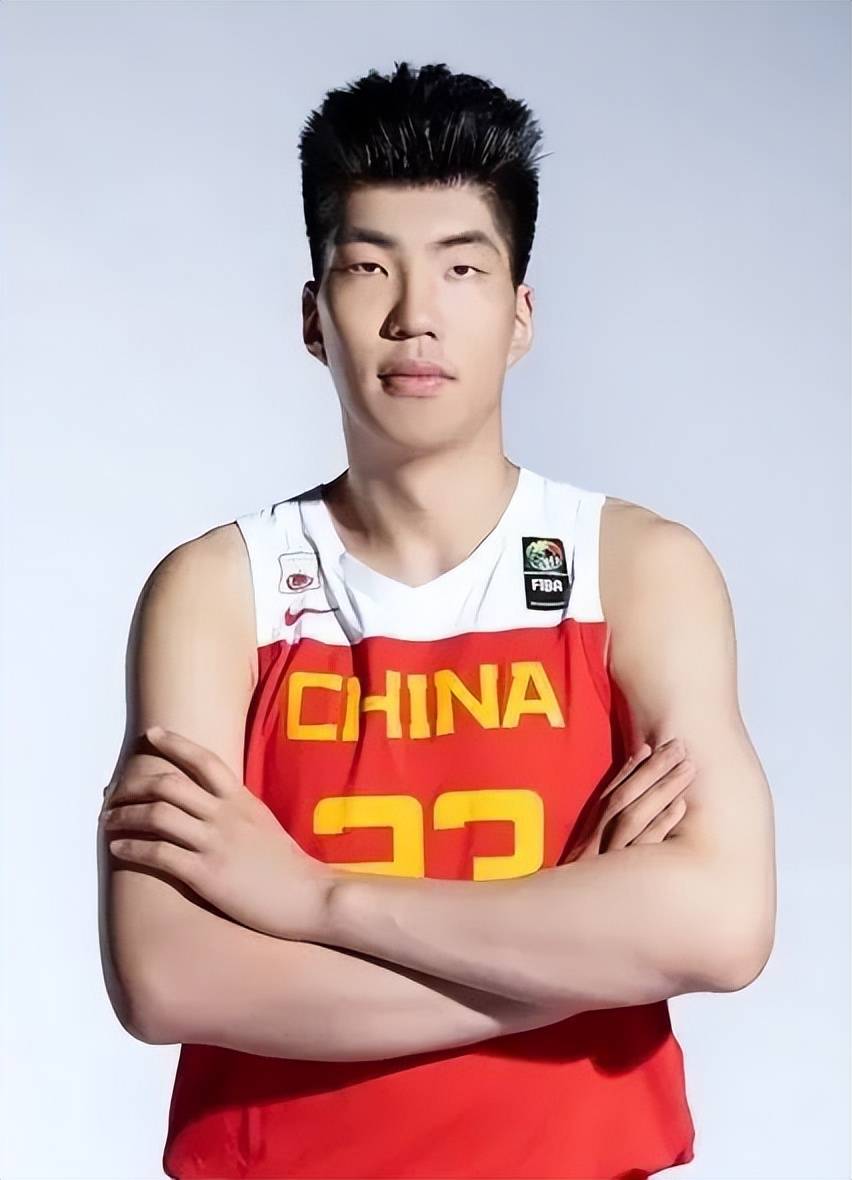 包含星光璀璨的球员备战明星赛，吸引众多关注的词条