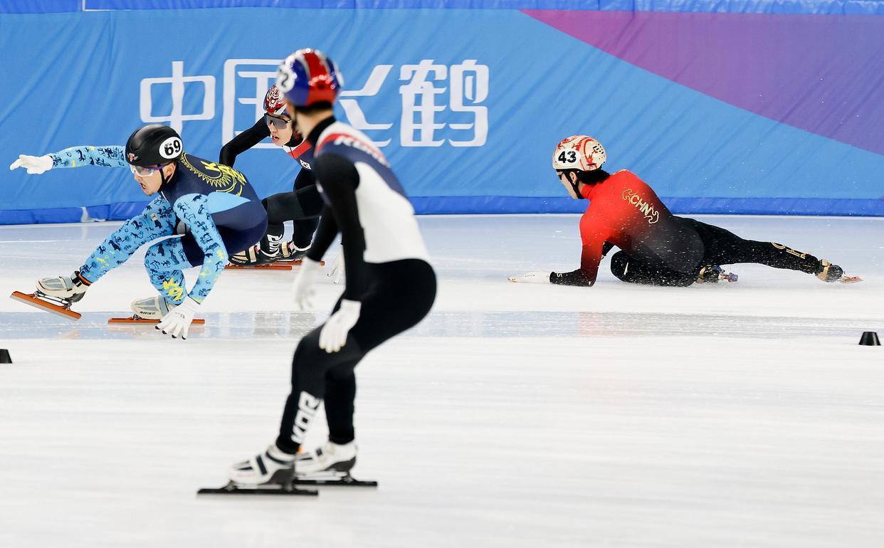 美国队以微弱优势获得短道速滑接力冠军