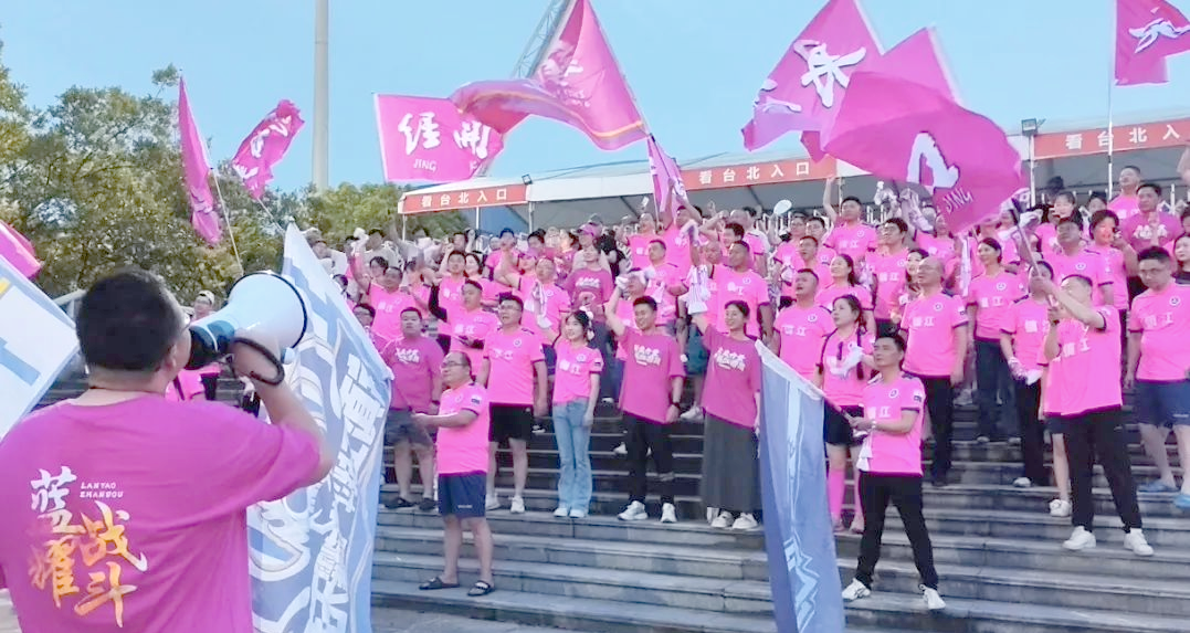 球场赛事燃烧着激情火焰，引领球迷沸腾